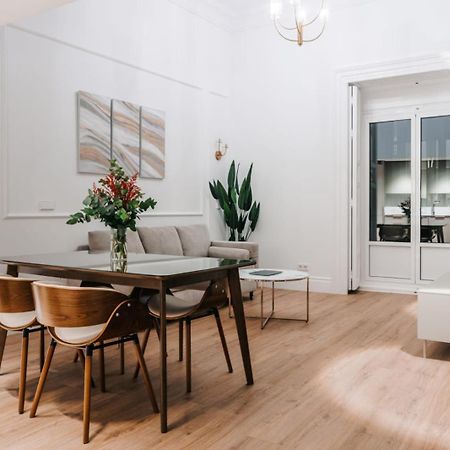 Stunning Apartment Near Gran Via Metro Madrid Eksteriør billede