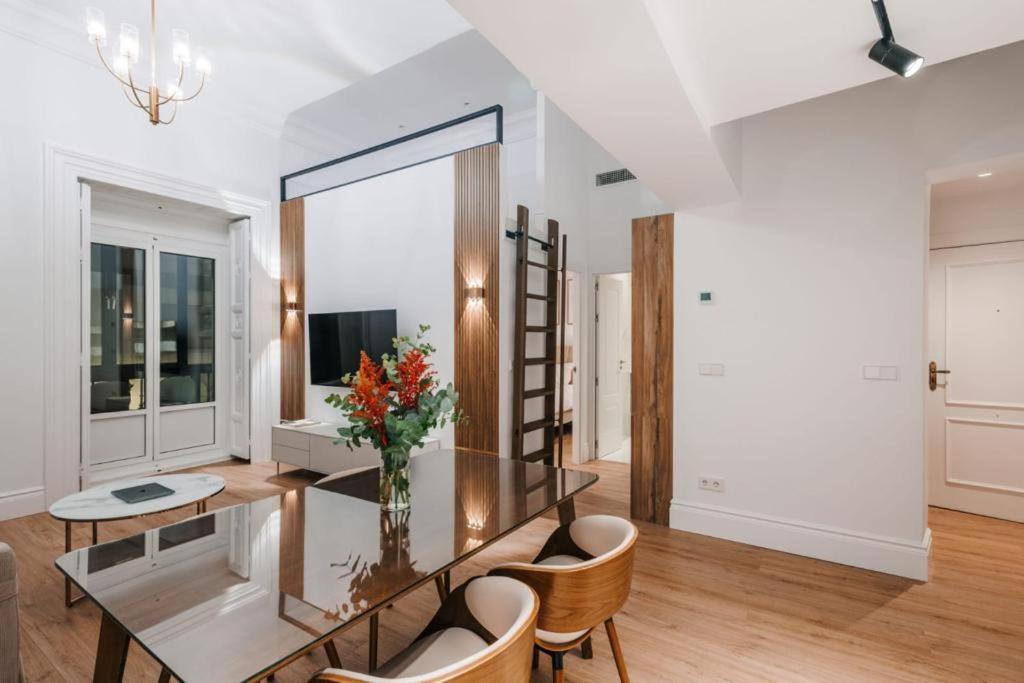 Stunning Apartment Near Gran Via Metro Madrid Eksteriør billede