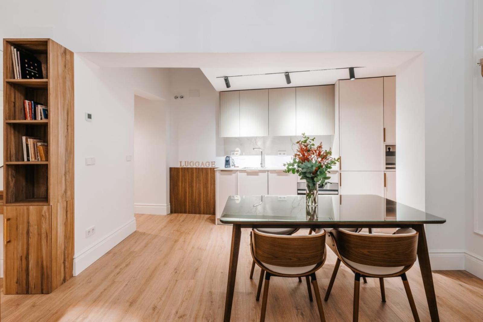 Stunning Apartment Near Gran Via Metro Madrid Eksteriør billede