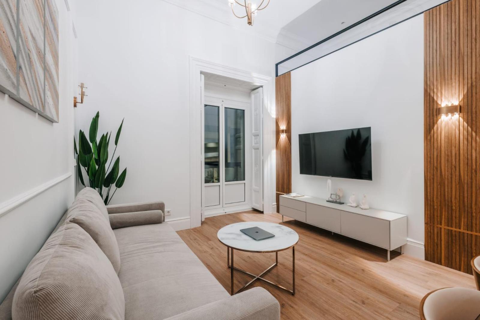 Stunning Apartment Near Gran Via Metro Madrid Eksteriør billede
