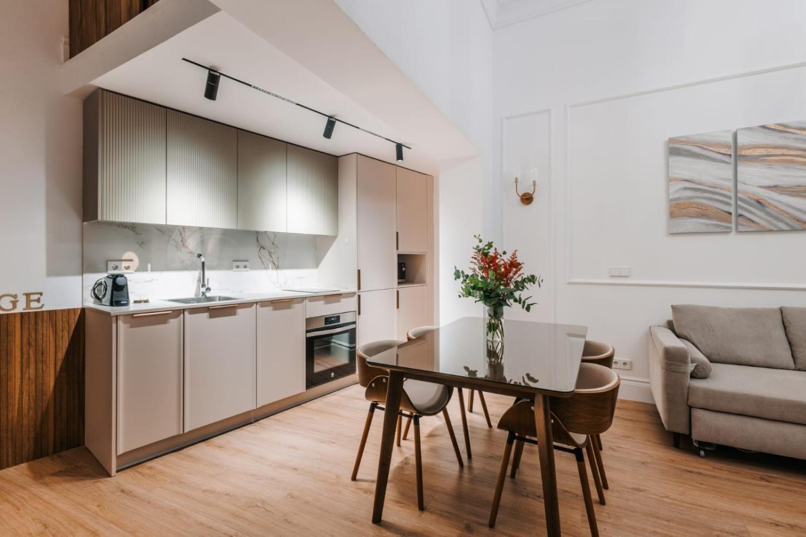 Stunning Apartment Near Gran Via Metro Madrid Eksteriør billede