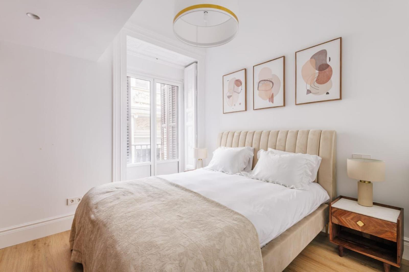 Stunning Apartment Near Gran Via Metro Madrid Eksteriør billede