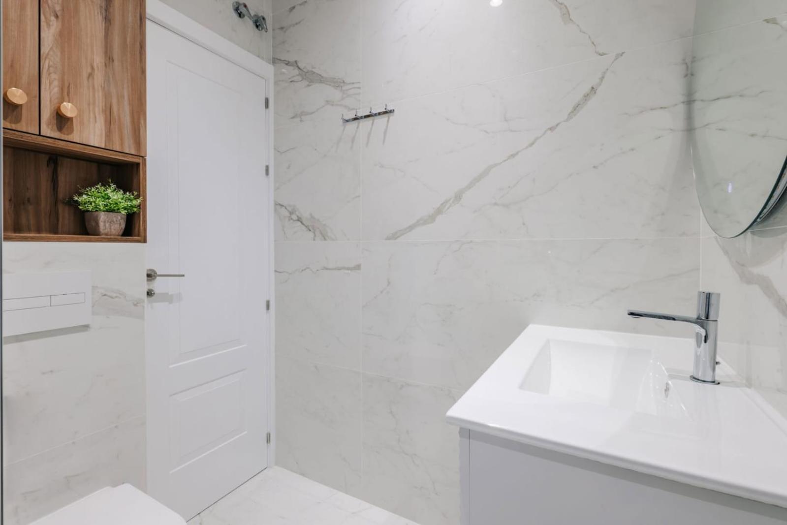 Stunning Apartment Near Gran Via Metro Madrid Eksteriør billede