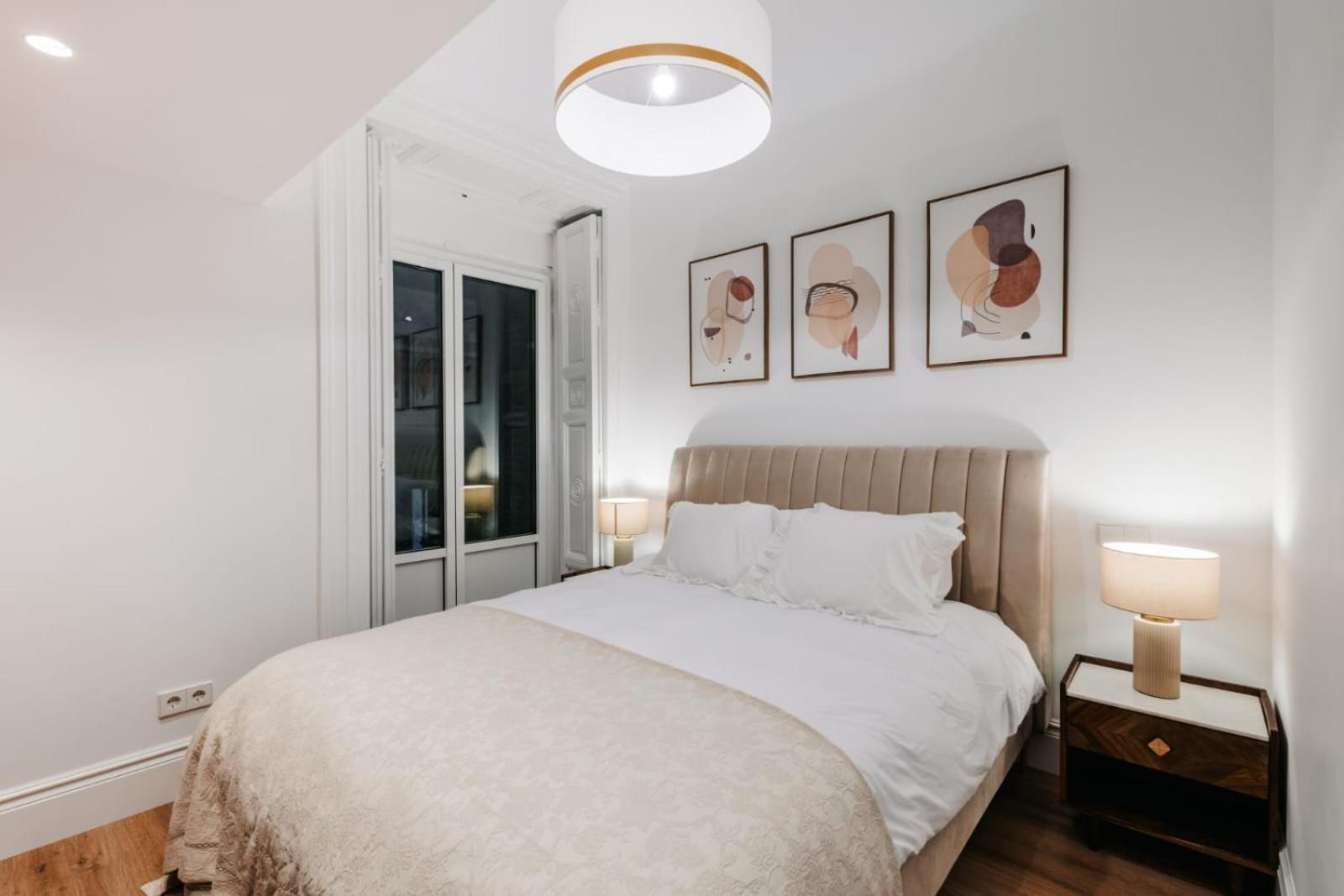 Stunning Apartment Near Gran Via Metro Madrid Eksteriør billede