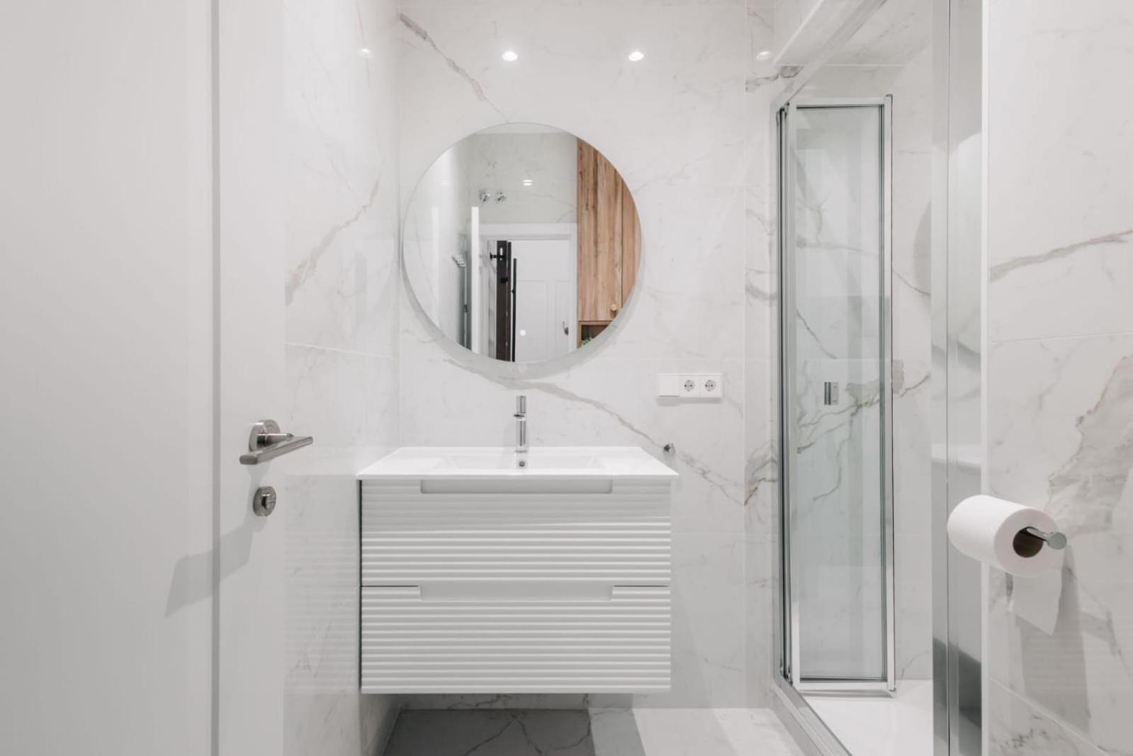 Stunning Apartment Near Gran Via Metro Madrid Eksteriør billede