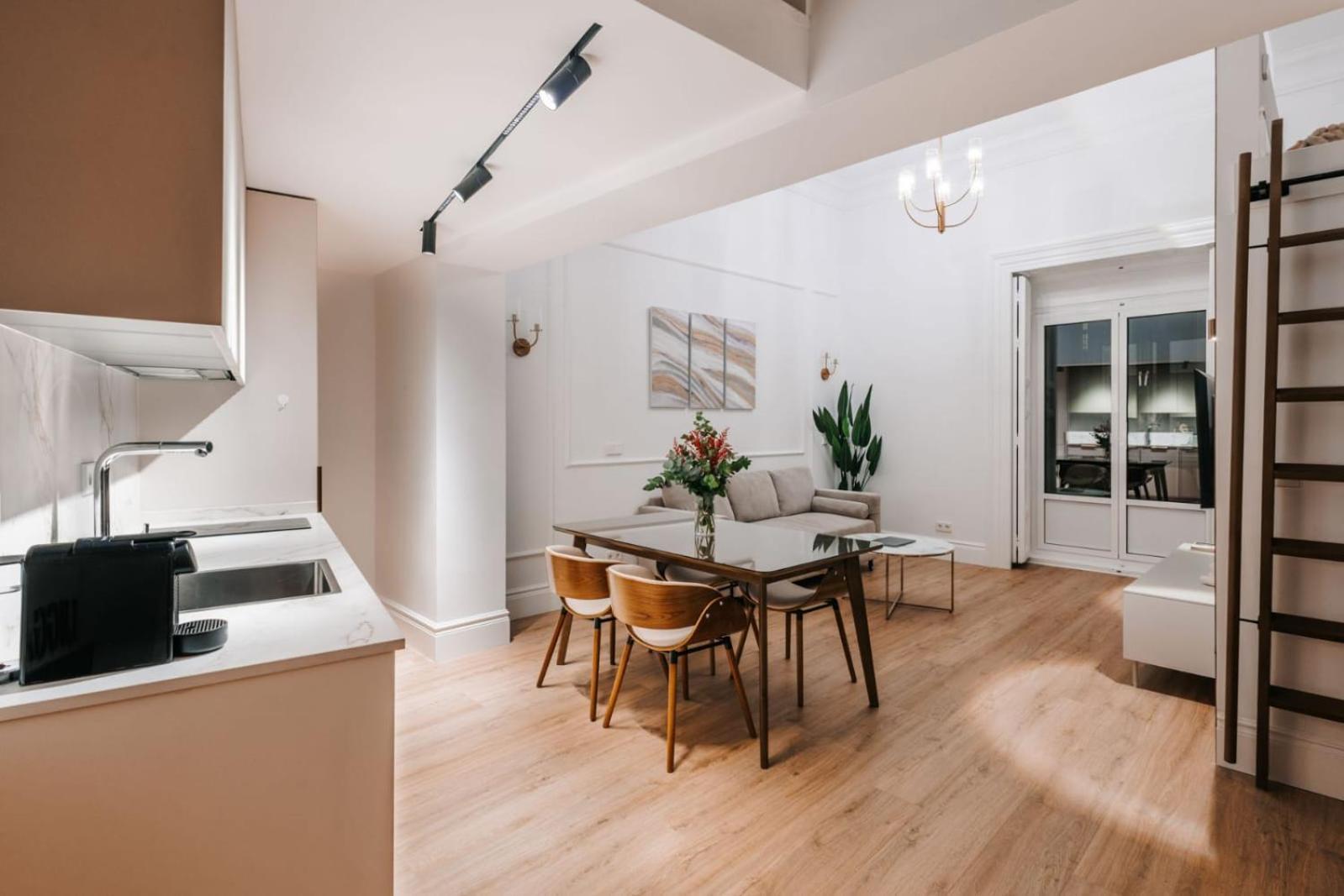 Stunning Apartment Near Gran Via Metro Madrid Eksteriør billede