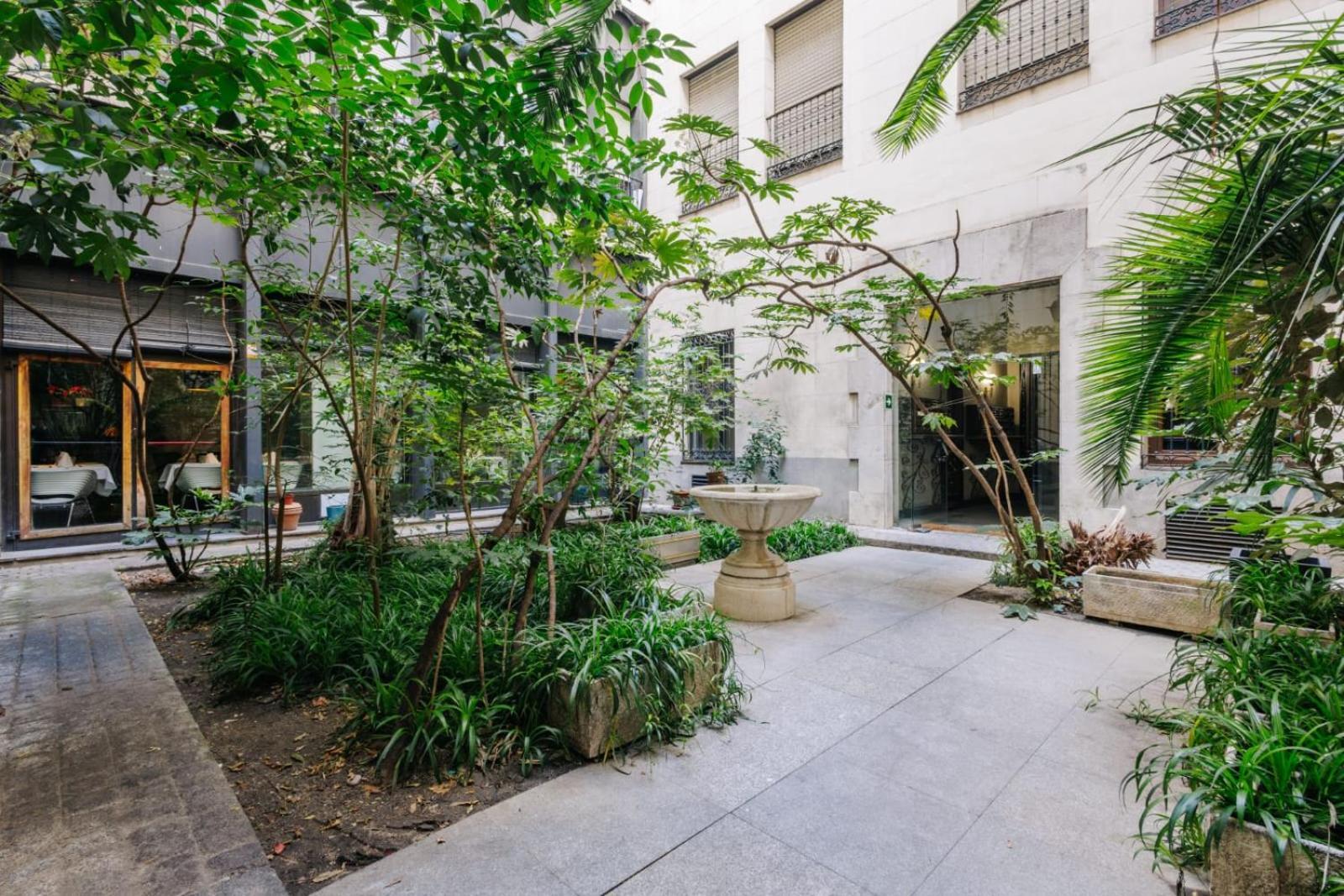 Stunning Apartment Near Gran Via Metro Madrid Eksteriør billede